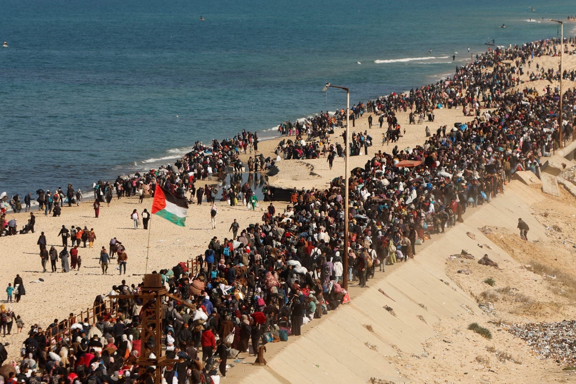Com acordo de cessar-fogo em vigor, palestinos retornam ao norte de Gaza