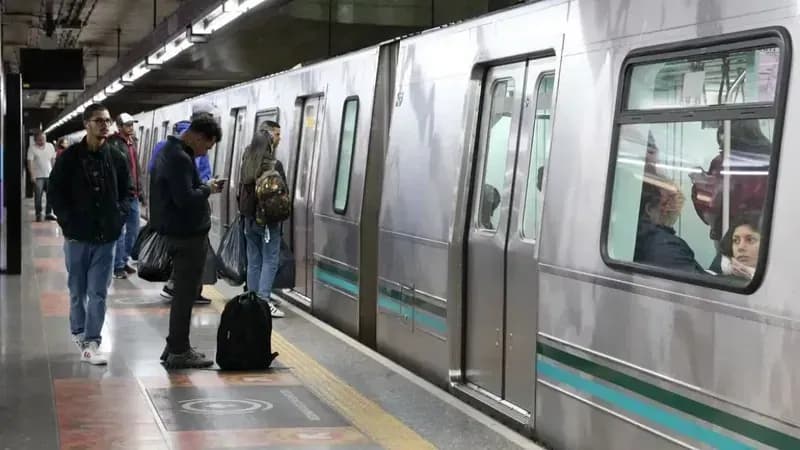 Metrô de São Paulo reabre estações fechadas por temporal de sexta-feira (24)