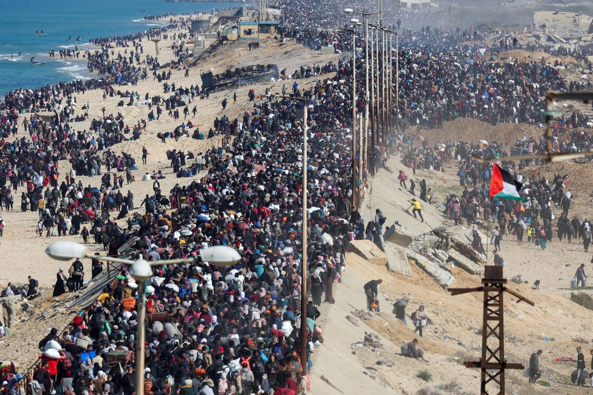 Palestinos, que foram deslocados para o sul por ordem de Israel durante a guerra, retornam para suas casas no norte de Gaza nesta segunda-feira (27)
