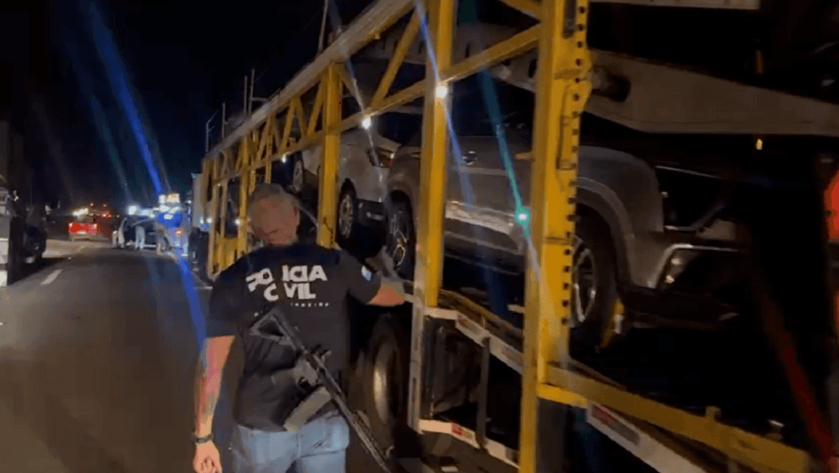 Carreta foi interceptada na Rodovia Presidente Dutra