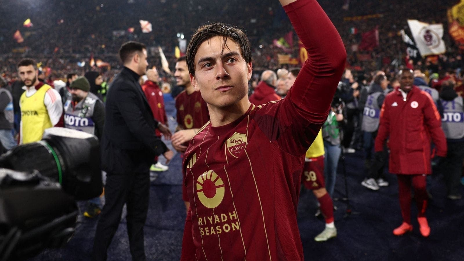 Dybala comemora vitória da Roma no clássico contra a Lazio
