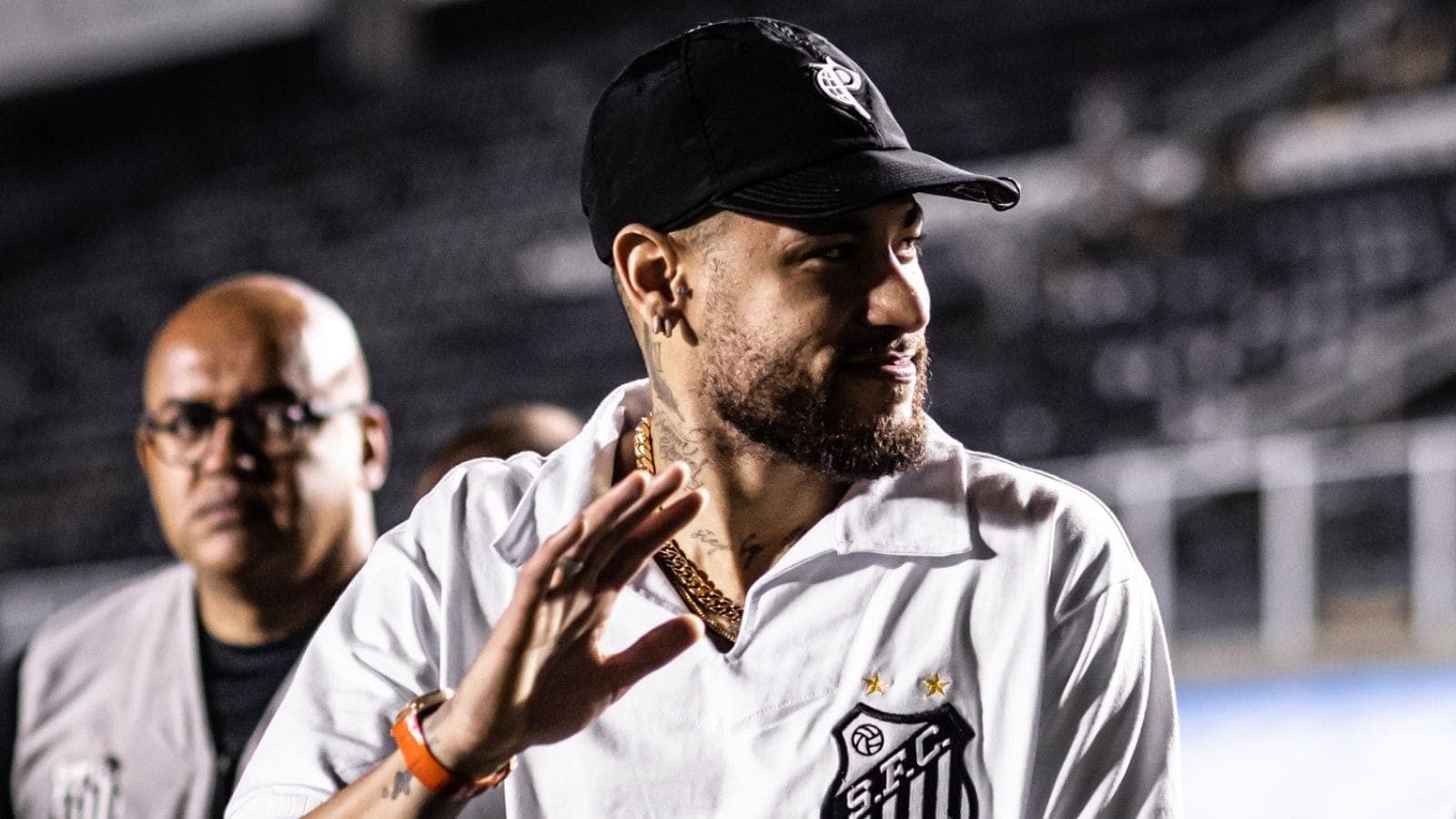Neymar acena para torcedores do Santos na Vila Belmiro