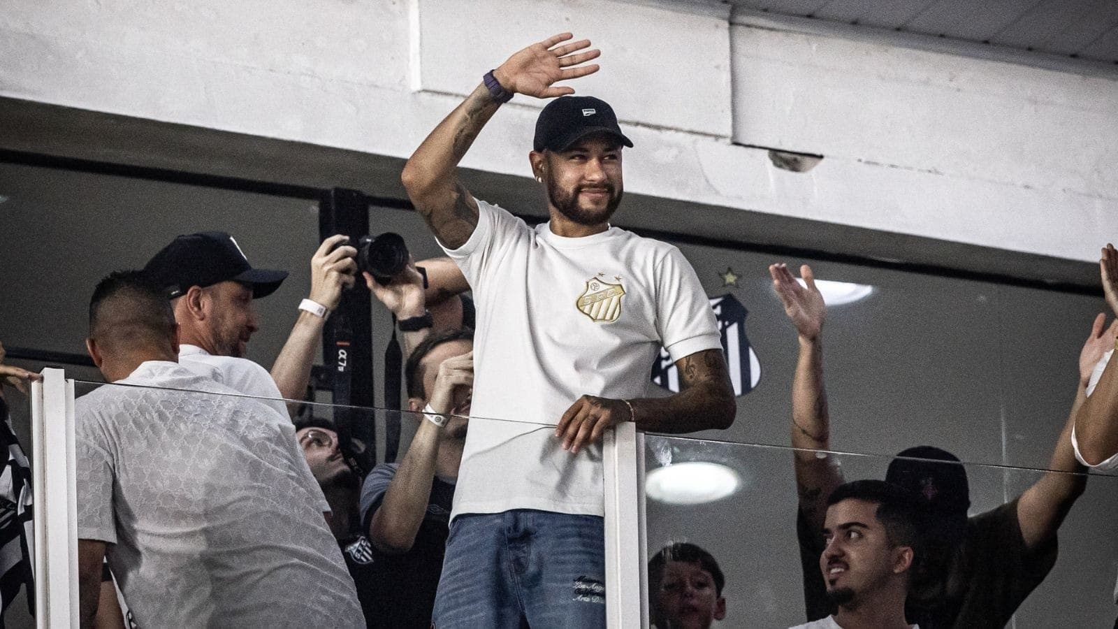 Neymar é ovacionado na Vila Belmiro pela torcida do Santos