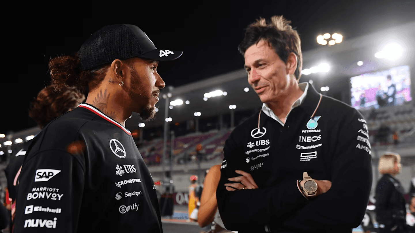 Ex-chefe de Hamilton revela reação ao vê-lo na Ferrari