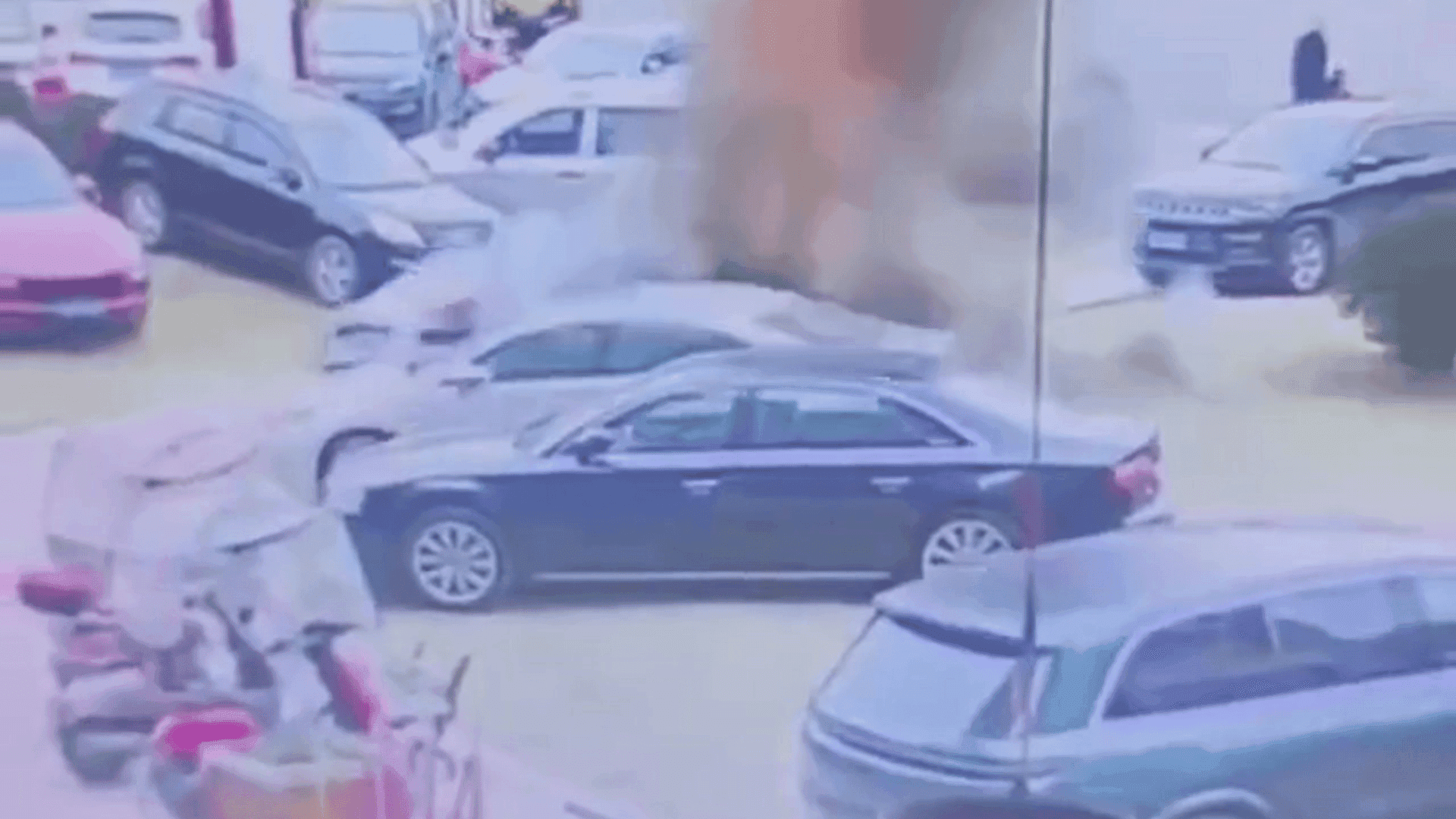 Menino joga bombinha em bueiro e explode estacionamento na China