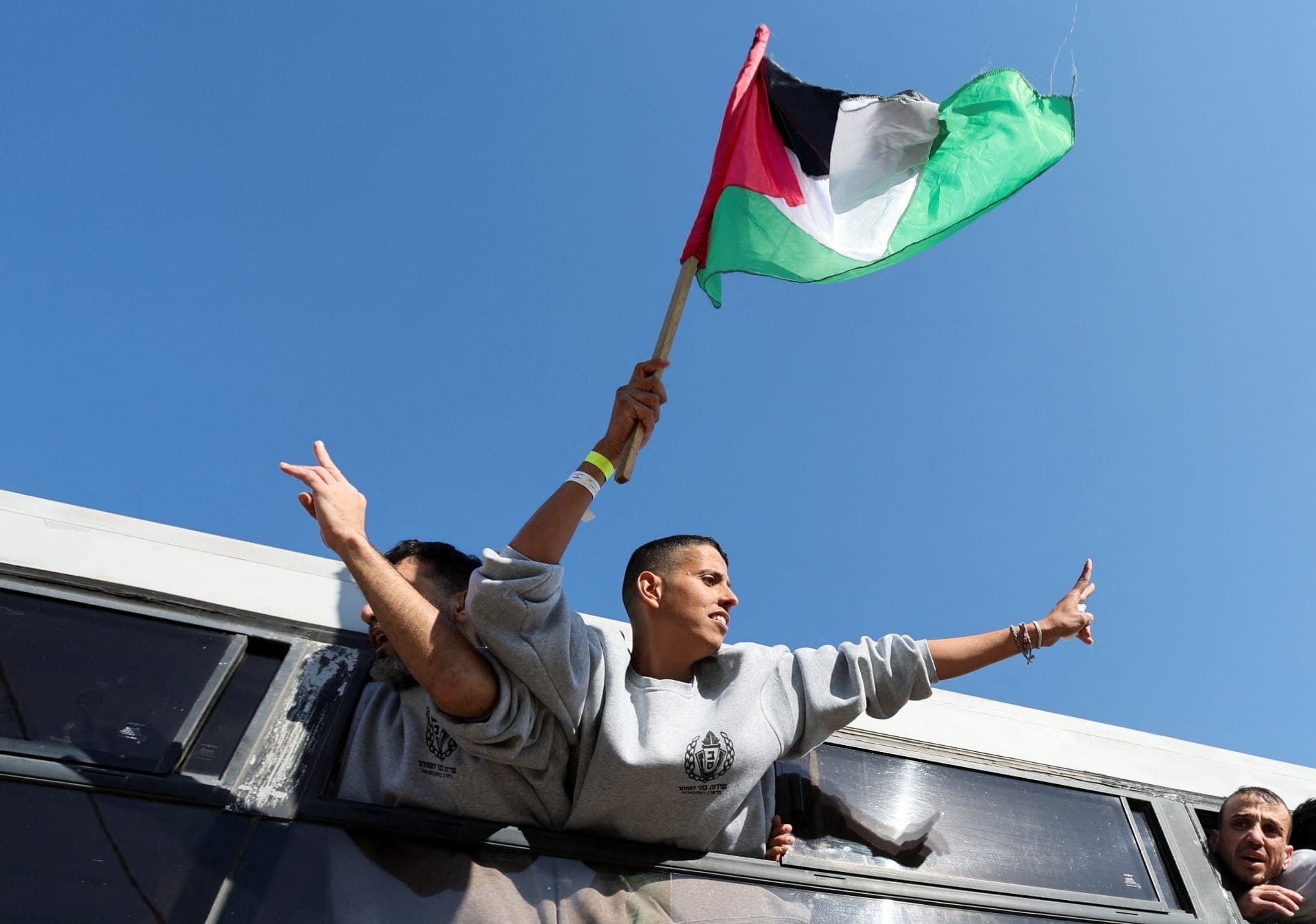 Prisioneiros palestinos libertados comemoram após serem soltos por Israel como parte de um acordo de troca de reféns por prisioneiros e de um cessar-fogo em Gaza entre o Hamas e Israel, em Khan Younis, no sul da Faixa de Gaza, em 1º de fevereiro de 2025. REUTERS/Ramadan Abed