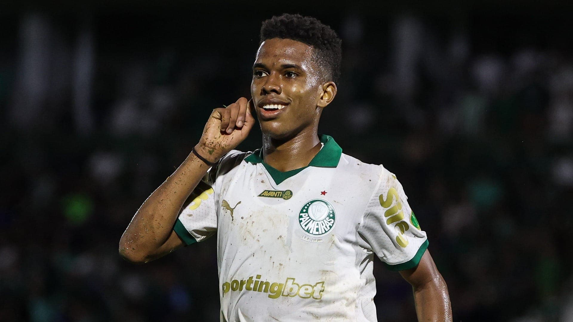 Estêvão comemora gol pelo Palmeiras em partida contra o Guarani