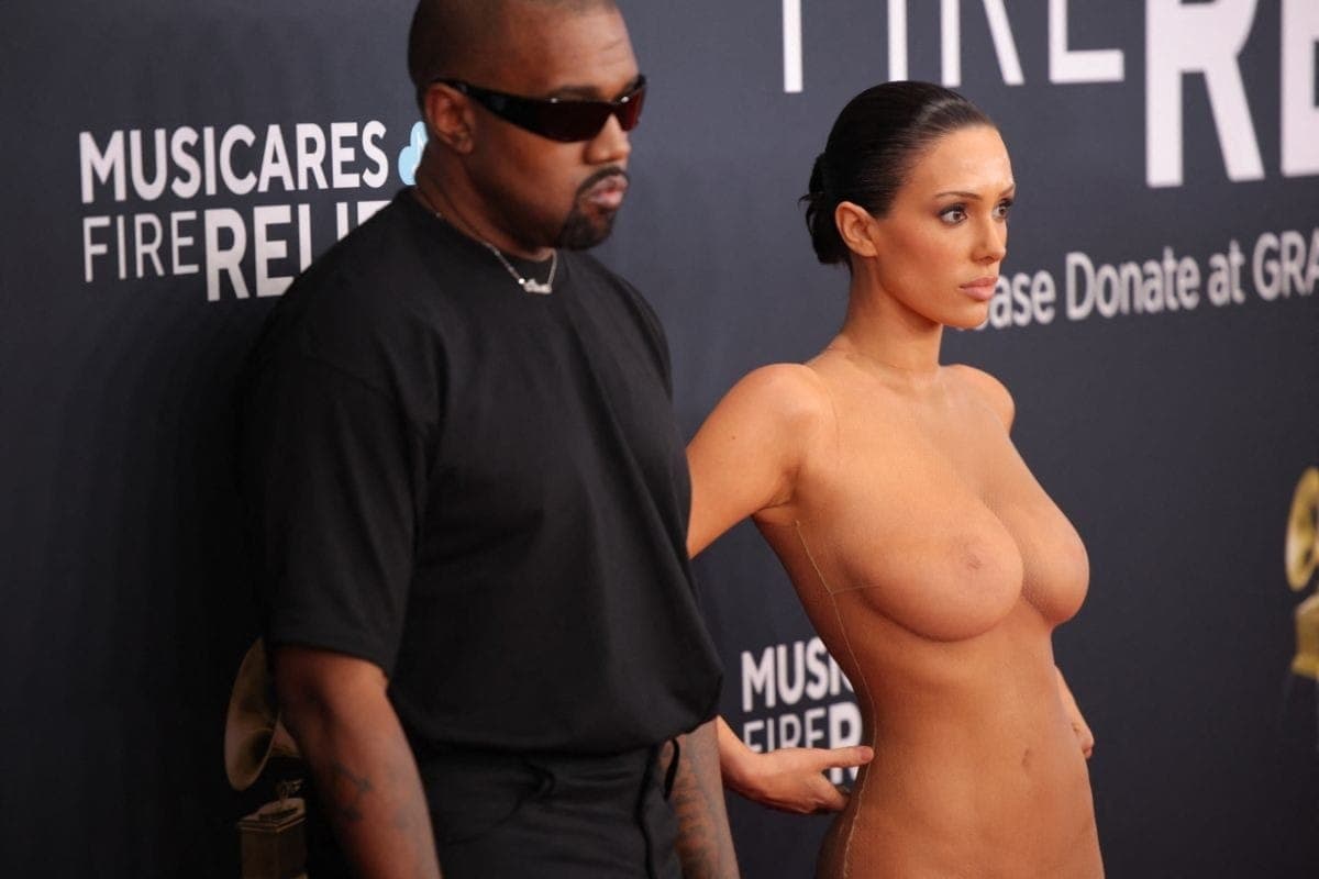 Kanye West e Bianca Censori no tapete vermelho do Grammy