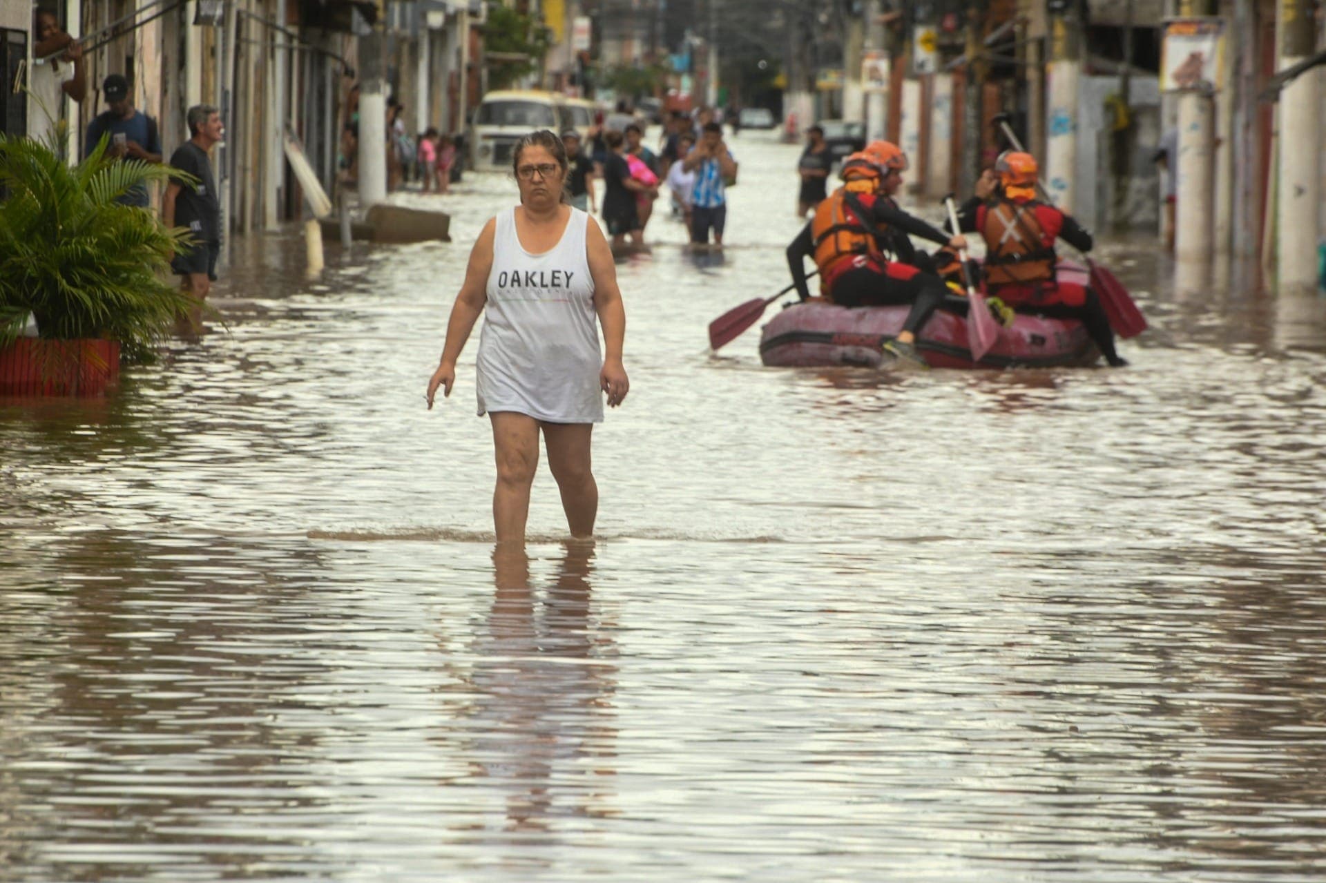 Moradores enfrentam ruas alagadas no bairro Jardim Helena, na zona leste de São Paulo, reflexo do temporal ocorrido na madrugada deste sábado, 1º de fevereiro de 2025. O Corpo de Bombeiros foi acionado para auxiliar as pessoas com dificuldade de mobilidade. A chuva ainda continua em várias partes da cidade.