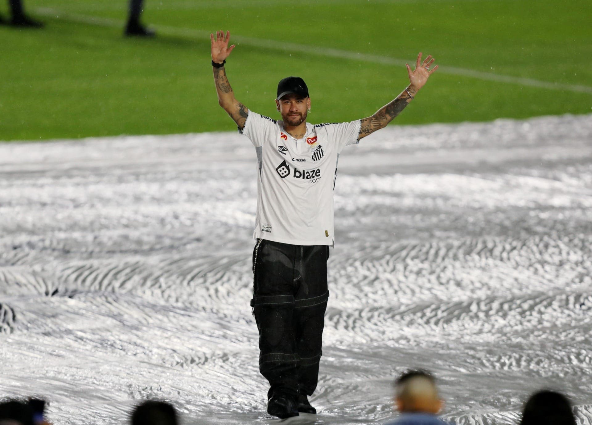 Após 12 anos, Neymar volta a vestir a camisa do Santos
