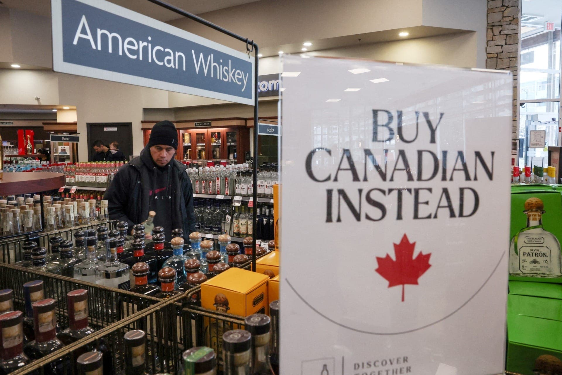 Placa com 'Compre do Canadá como alternativa' em supermercado