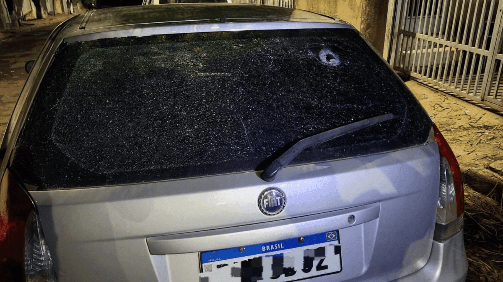 Um dos disparou acertou um veículo que estava no local
