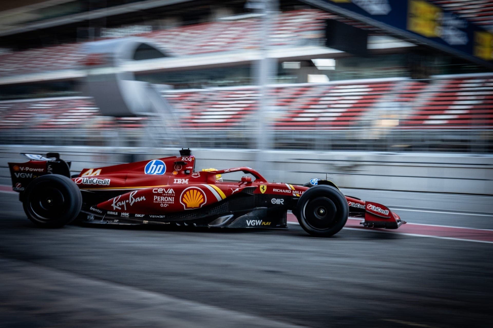 Ferrari e McLaren completam testes de pneus da Pirelli