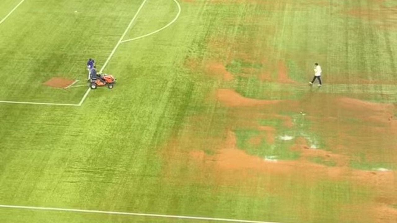 Staff do Allianz ajusta gramado para Palmeiras x Corinthians
