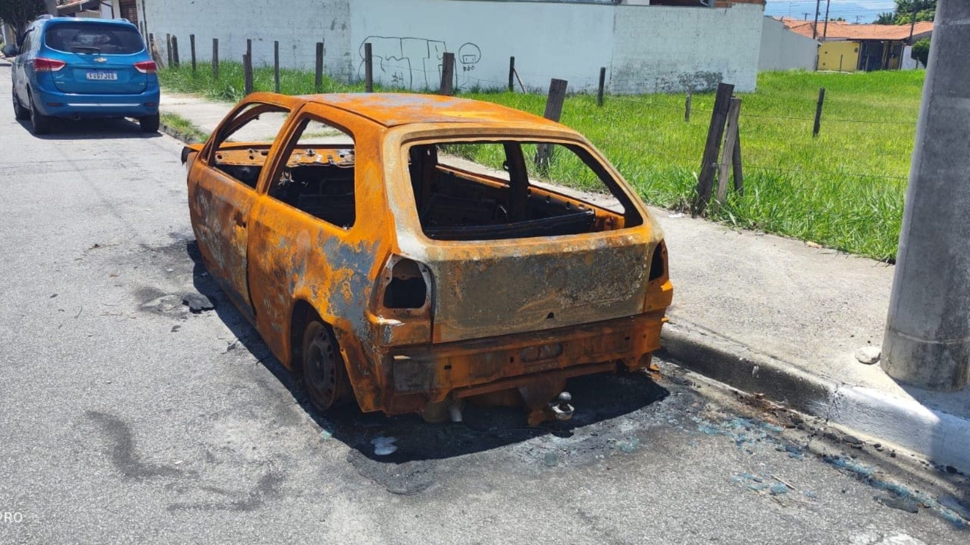 Durante a ação, um carro queimado foi encontrado
