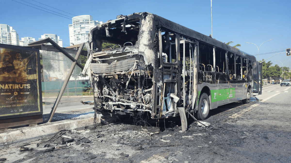 Ônibus carbonizado após ser atingido por avião que caiu em SP