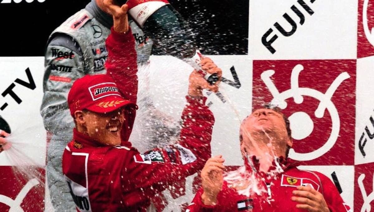 Schumacher dá bando de champanhe em Jean Todt após GP do Japão de 2000