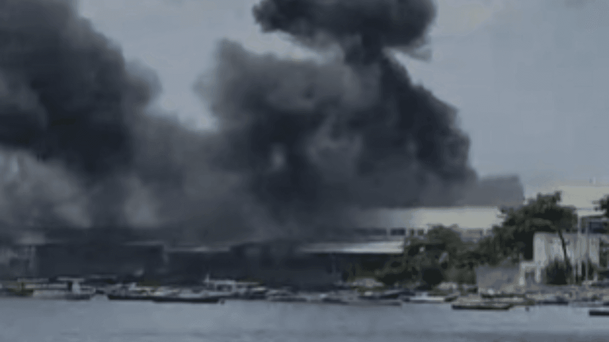 Incêndio de grandes proporções atinge antiga fábrica da Cosan, na Ilha do Governador (RJ)
