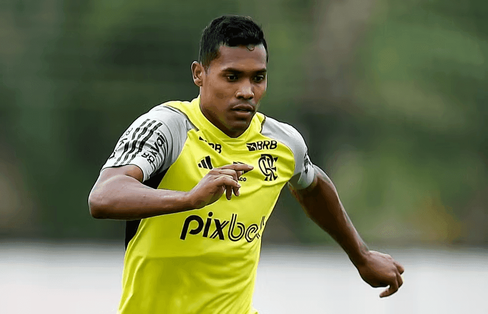 Alex Sandro, do Flamengo, tem lesão na coxa esquerda detectada e vira dúvida
