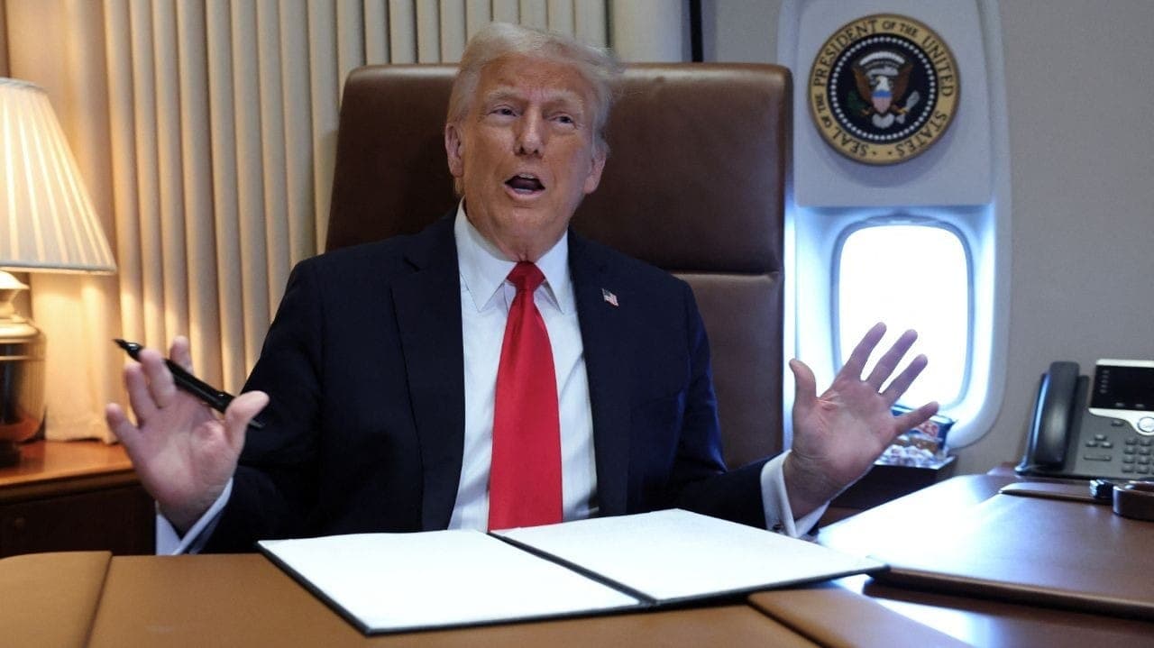 Trump cumpre promessa e assina ordem executiva que restringe canudos de papel