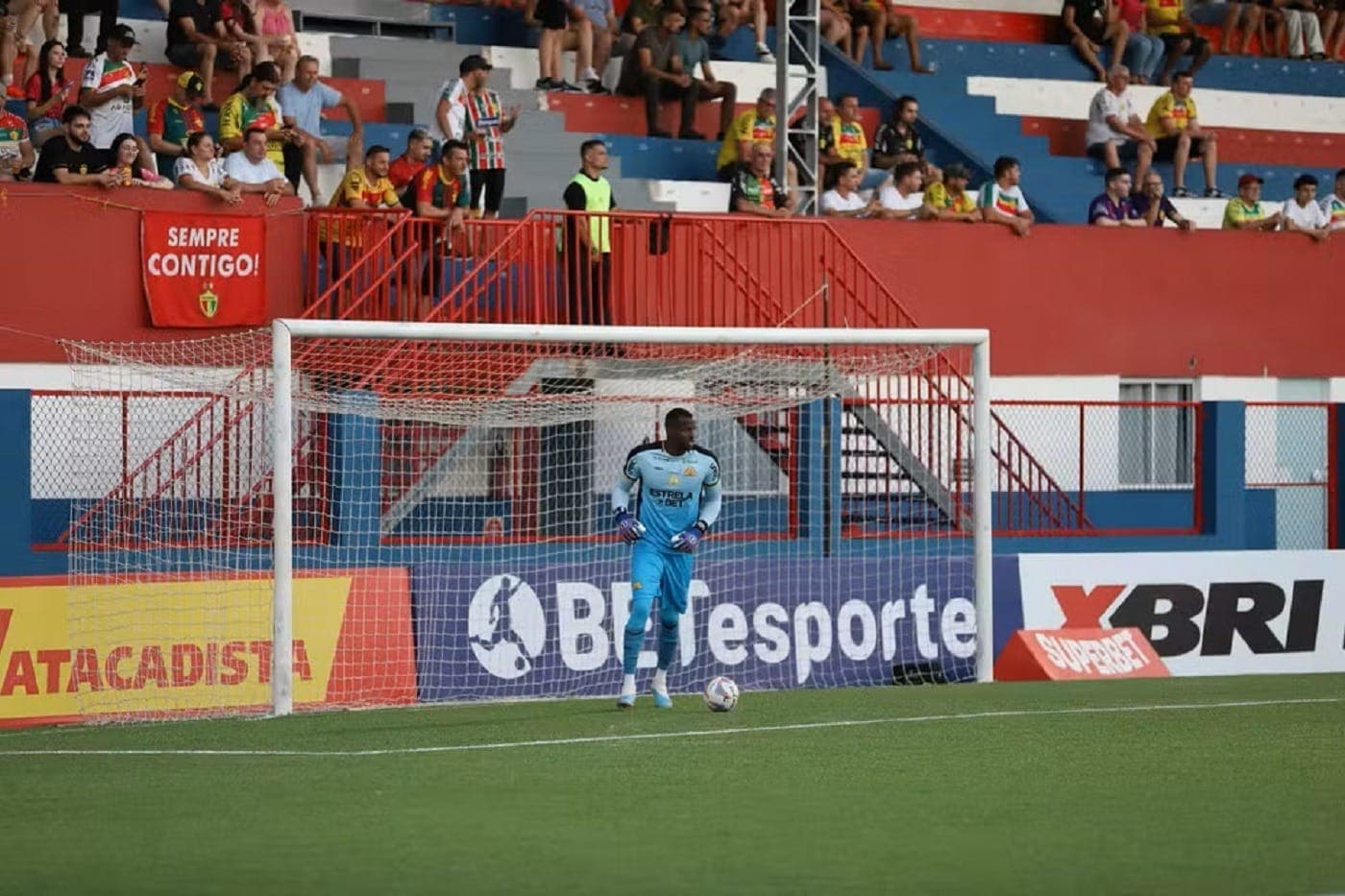Goleiro Caíque, do Criciúma, denuncia racismo em partida contra o Brusque