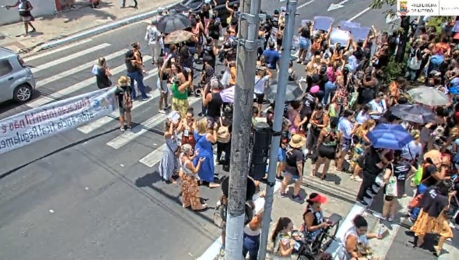 Manifestação em frente ao Guanabara, na rua Jansen de Mello