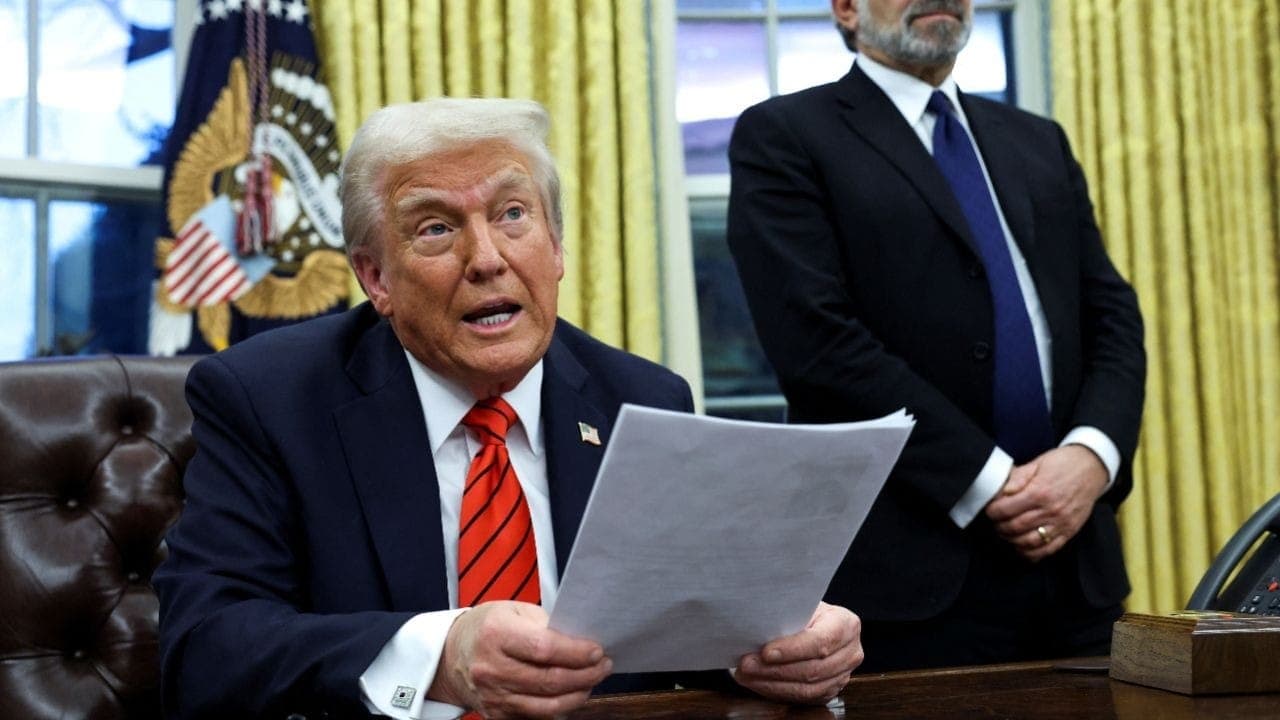 Trump ao assinar medida que aumenta taxação sobre aço e alumínio
