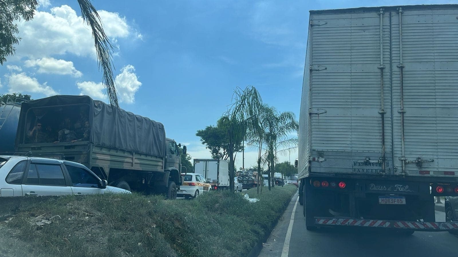 Helicóptero é alvejado e vias expressas são fechadas durante operação no Rio