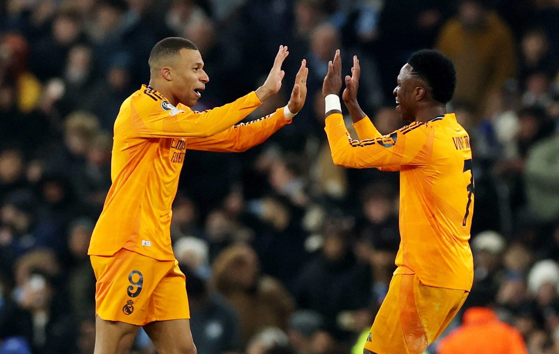 Mbappé comemora gol pelo Real Madrid com Vini Jr.