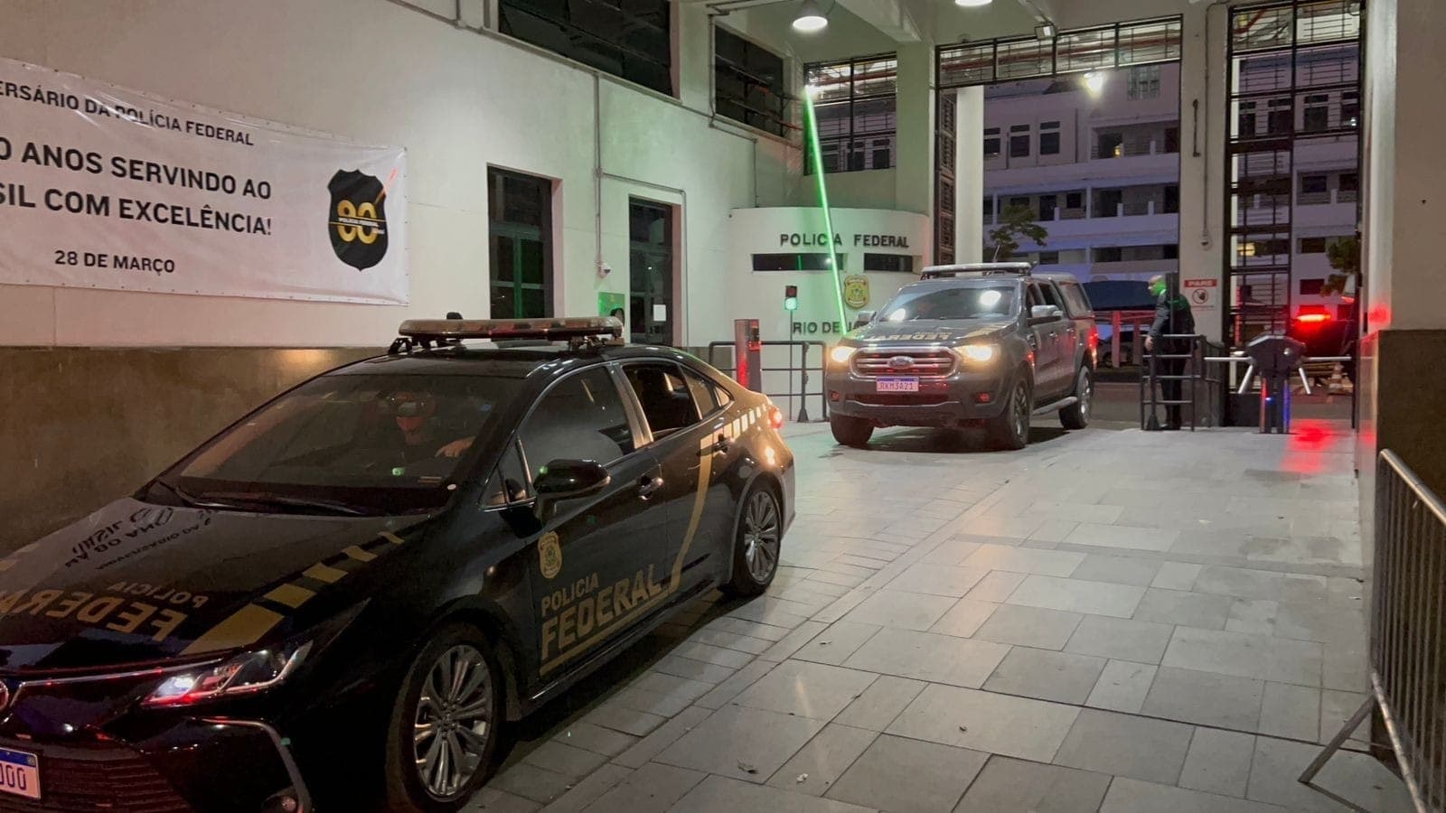 Os agentes cumprem também 42 mandados de busca e apreensão