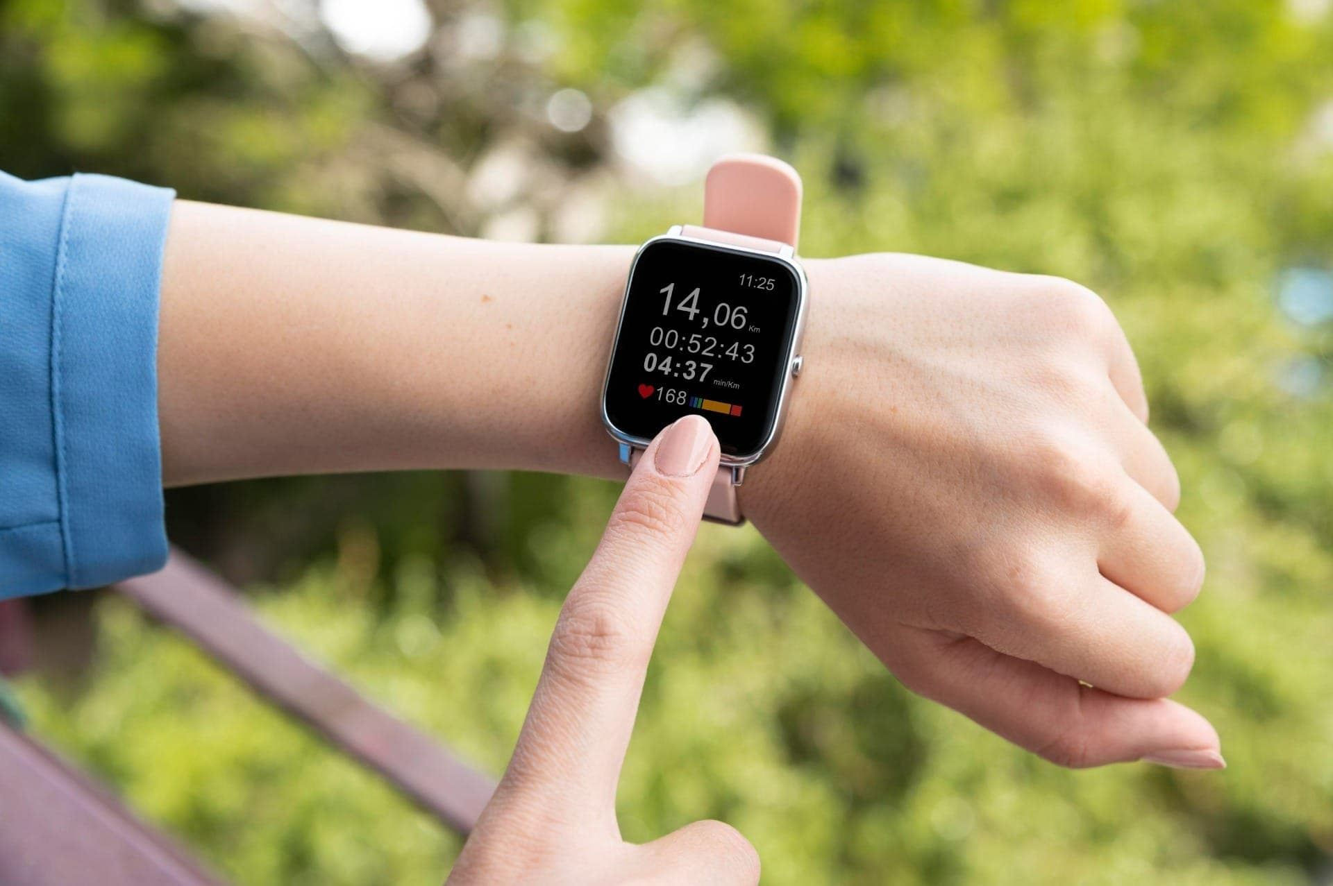 O smartwatch permite monitorar dados de exercícios físicos e atender a ligações.