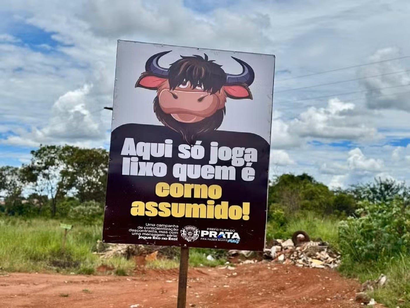Prefeitura de Prata, em MG, faz campanha inusitada contra descarte de lixo