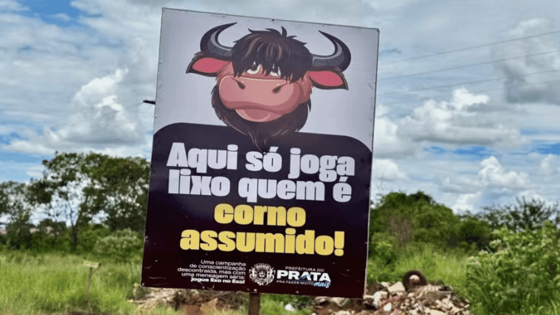 Prefeitura mineira instala placa de corno para evitar lixo em lugar proibido
