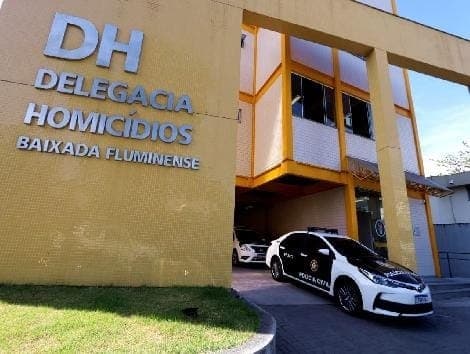 Segundo a Polícia Militar, um agente que estava de folga reagiu à ação e feriu um dos criminosos.