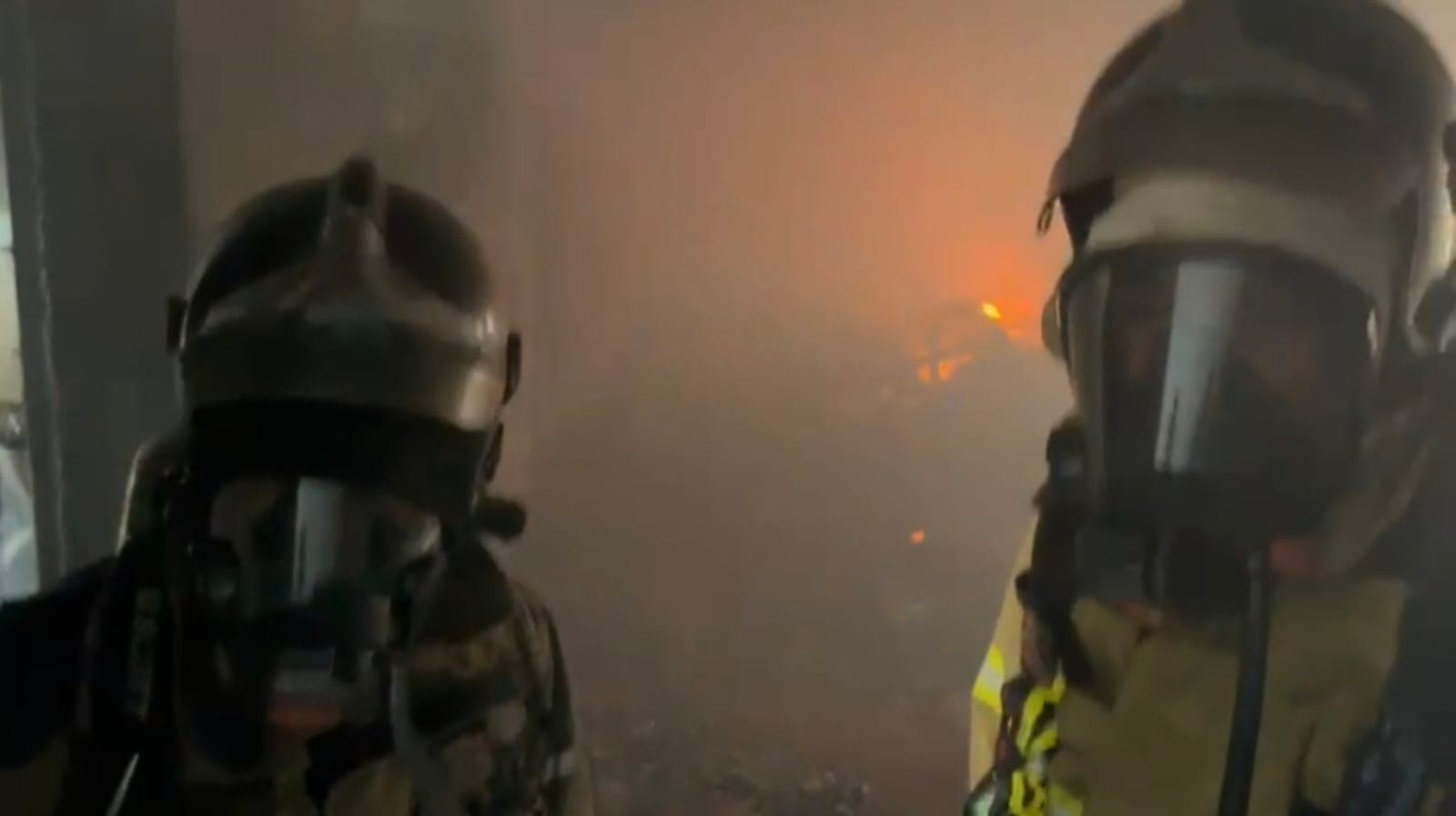 Segundo o Corpo de Bombeiros, 21 pessoas foram resgatadas com vida do incêndio, que foi controlado um pouco antes do fim da manhã.