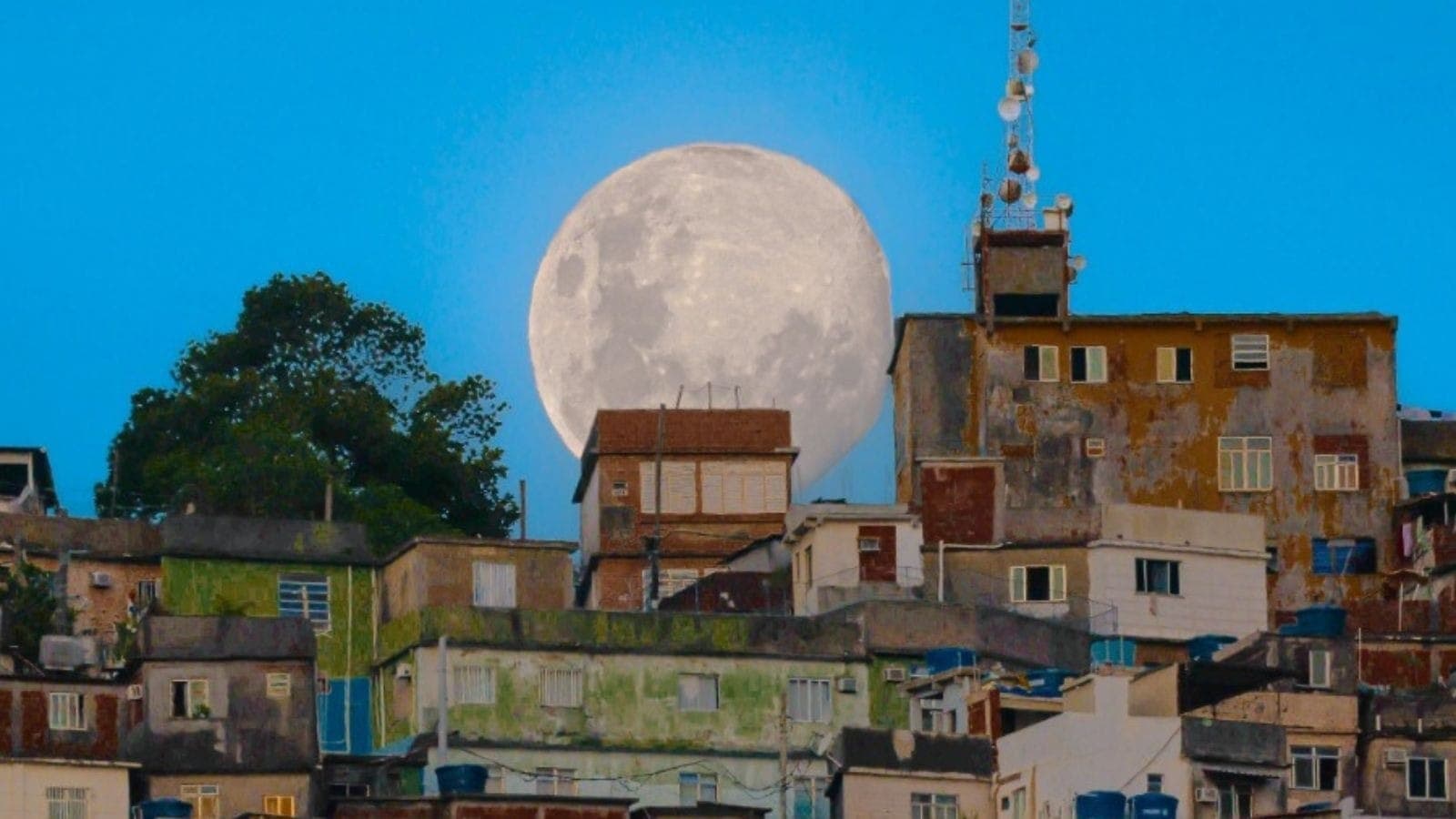 Foto mostra a lua nascendo por trás da Rocinha, no Rio