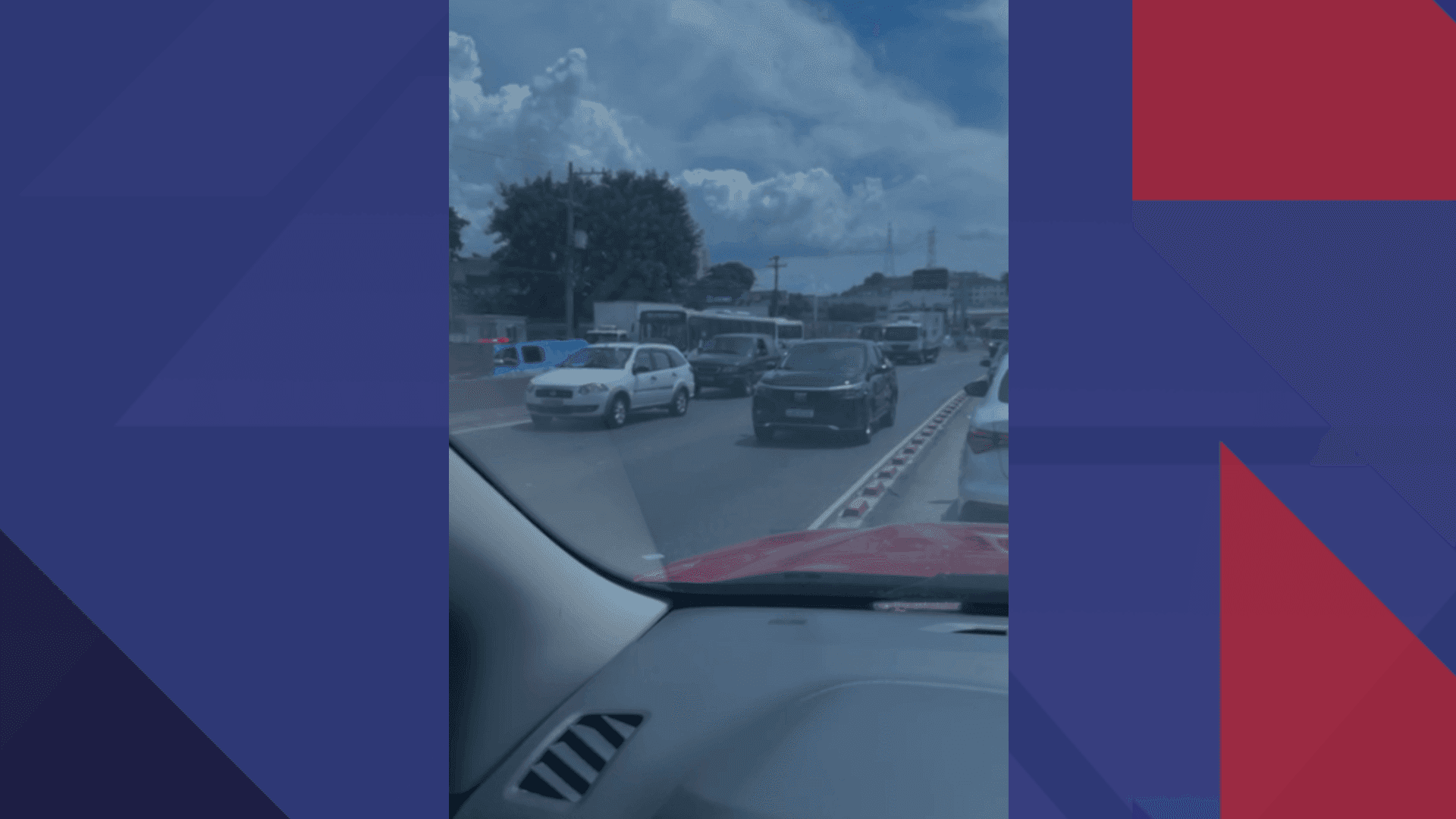 Imagens enviadas para a reportagem mostram carros voltando na contramão