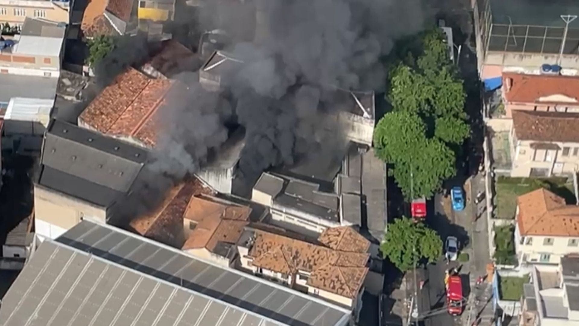 Incêndio atinge confecção de fantasias de Carnaval