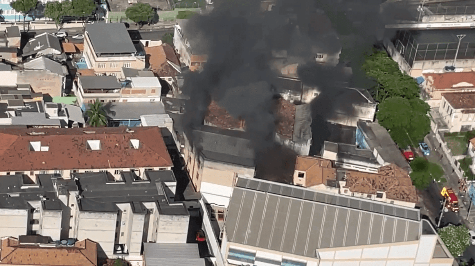 Incêndio em uma fábrica em Ramos, na Zona Norte do Rio
