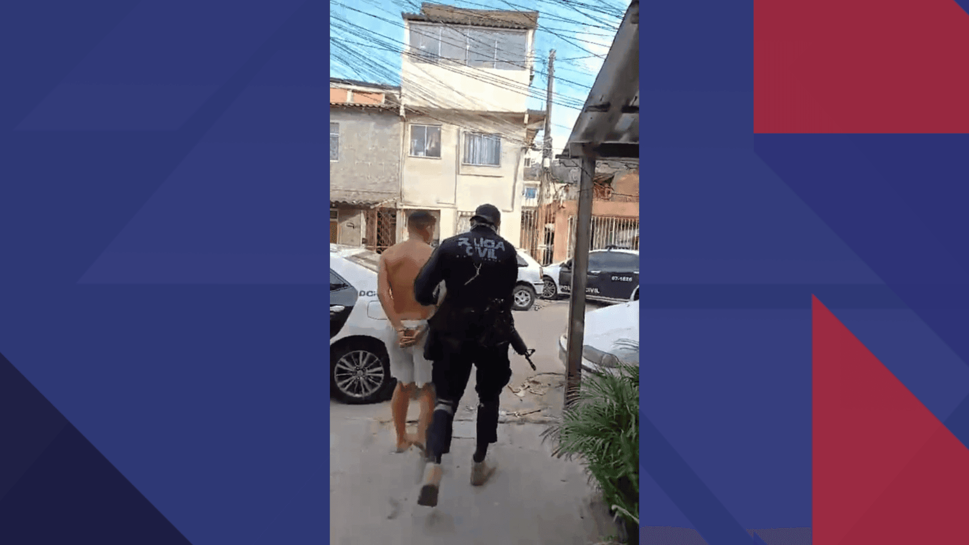 Na ação, os policiais apreenderam munições de fuzil, drogas e materiais utilizados pelo tráfico.