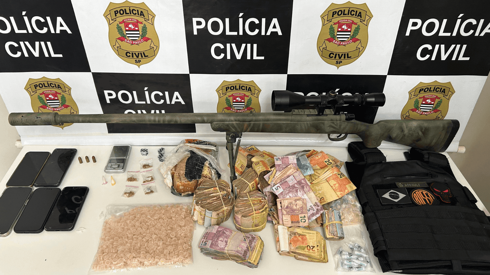 O material foi apreendido na casa dos suspeitos