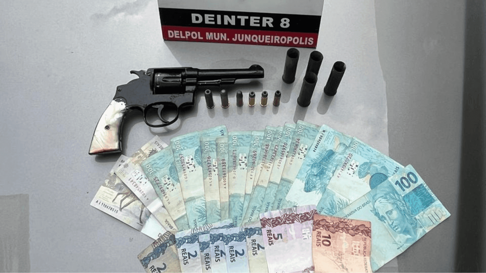 Parte do dinheiro foi recuperada pela polícia