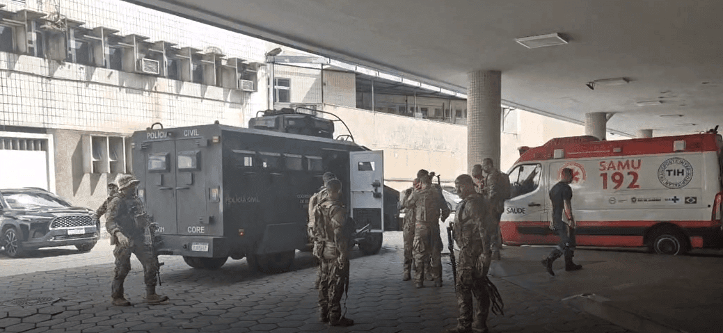 Policial baleado no rosto chegando ao Hospital Souza Aguiar