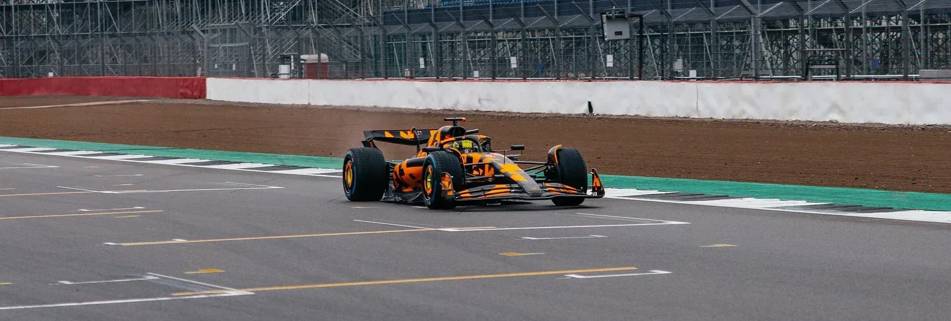 McLaren se antecipa e revela carro de 2025 camuflado em Silverstone