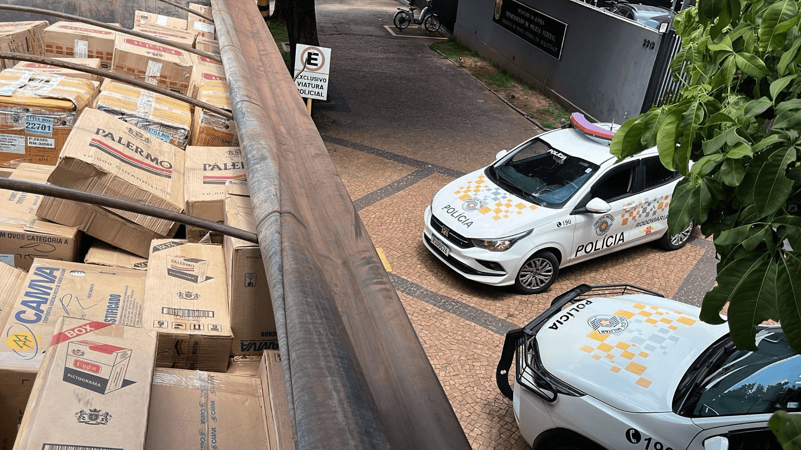 O veículo estava estacionado em um posto de combustíveis