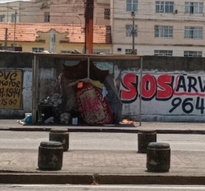 Ocupação irregular em um antigo ponto de ônibus próximo à passarela da Rua João Vicente