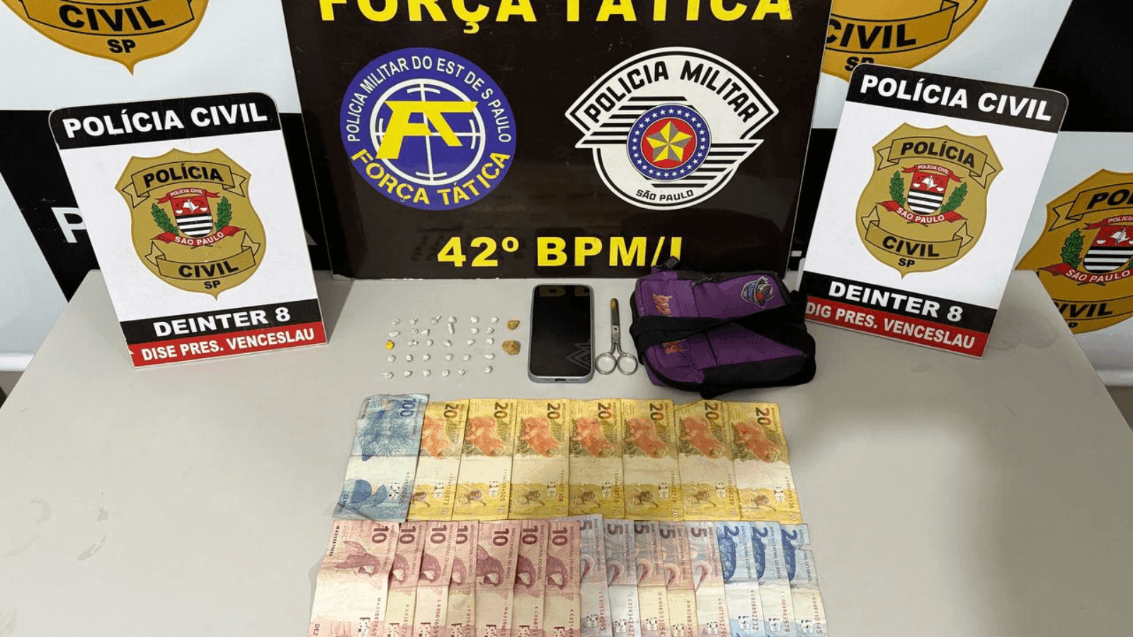 Os policiais apreenderam 32 pedras de crack na casa do suspeito