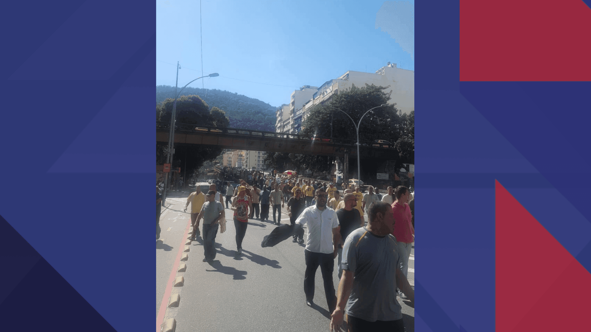 Taxistas realizam protesto na Rua Pinheiro Machado