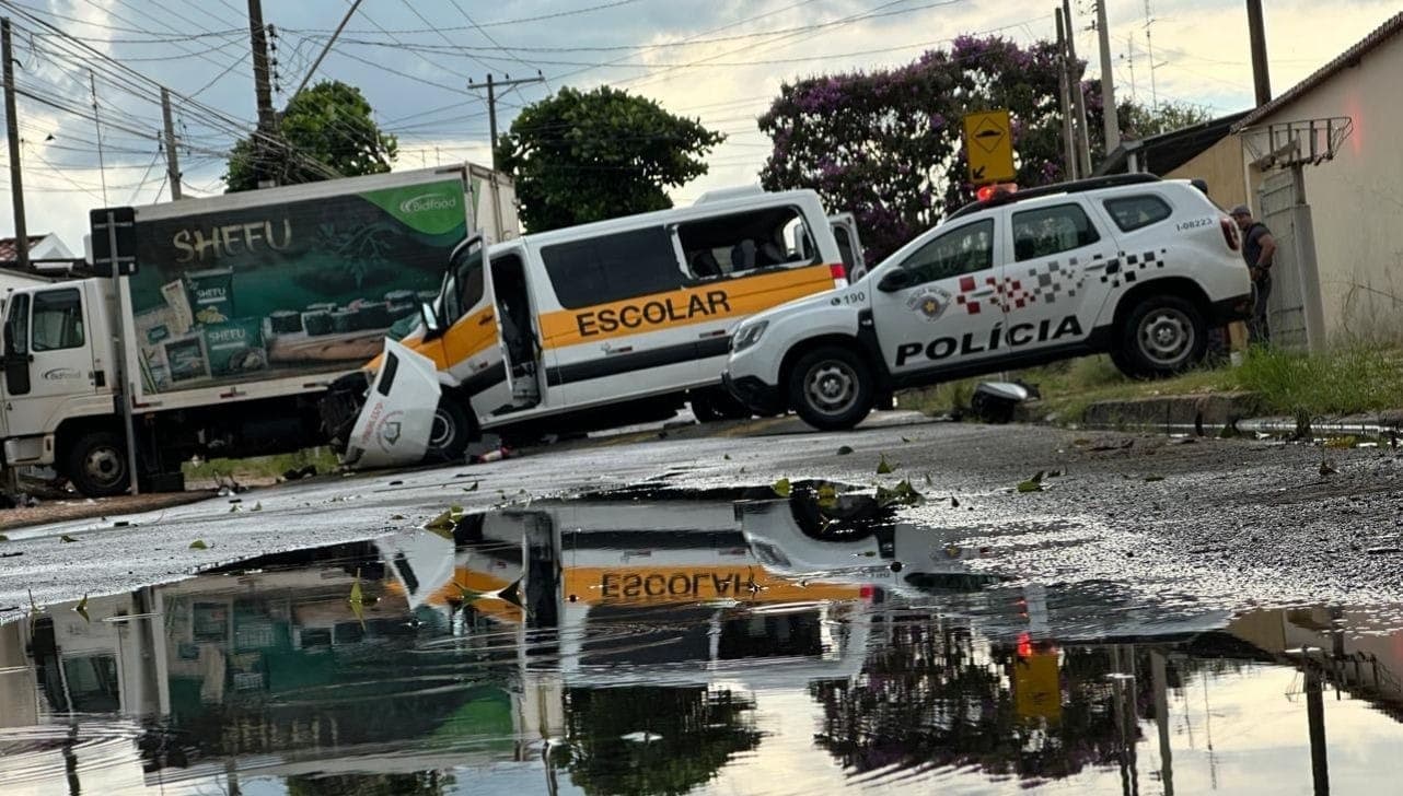 Van bateu na traseira do caminhão