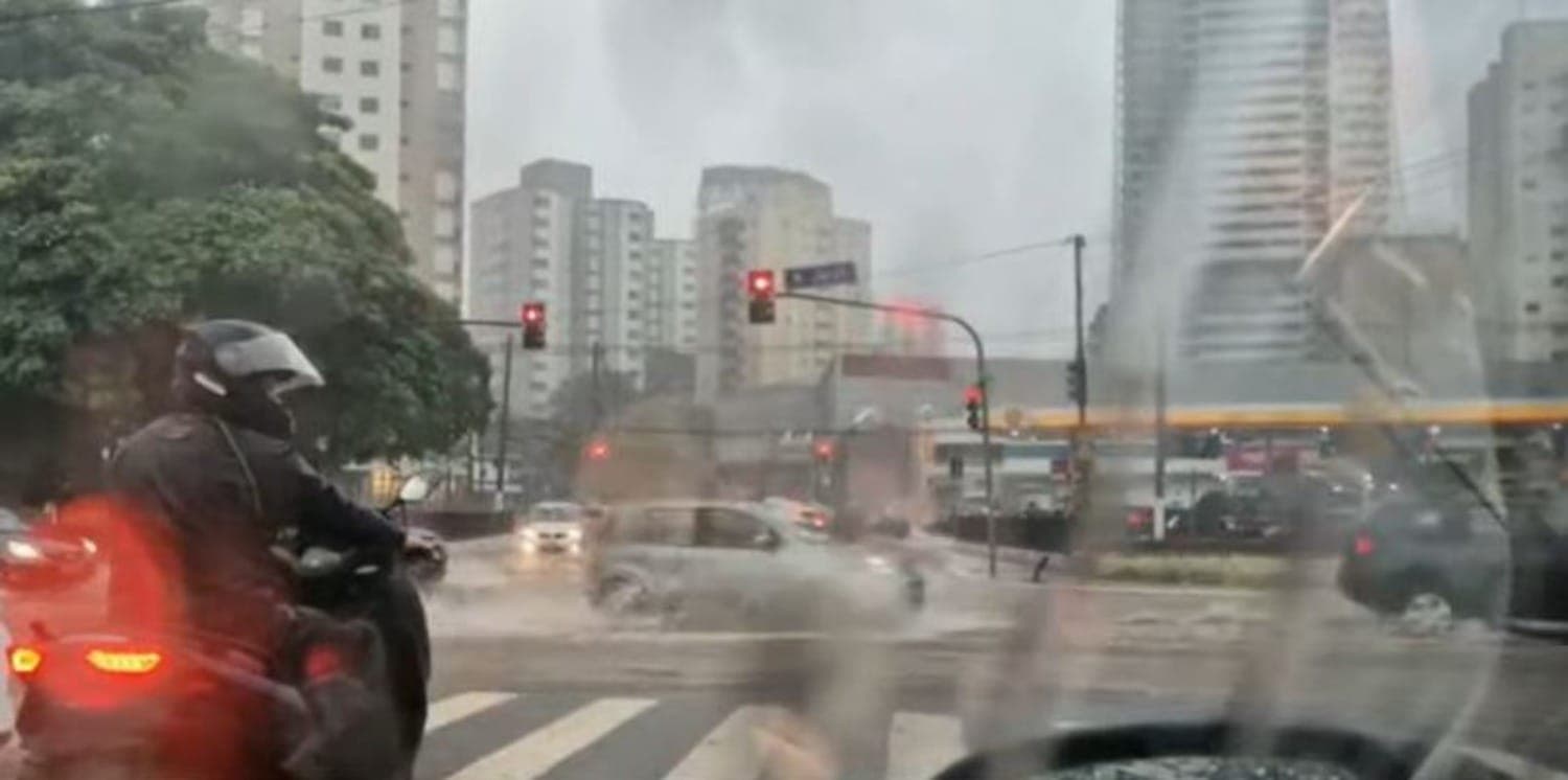 Chuva na avenida Ricardo Jafeh nesta sexta-feira (14)